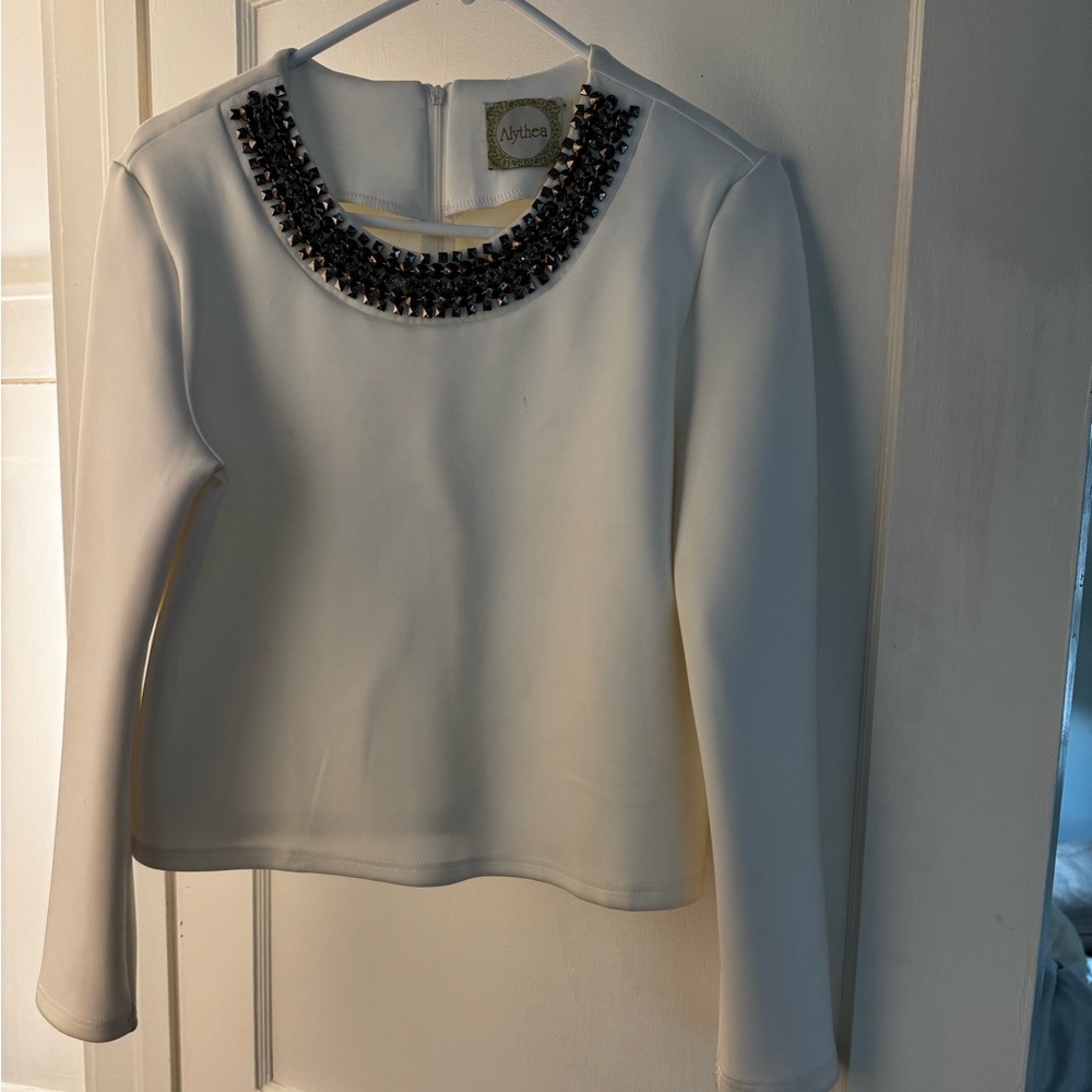 White scuba shirt with silver bead collar